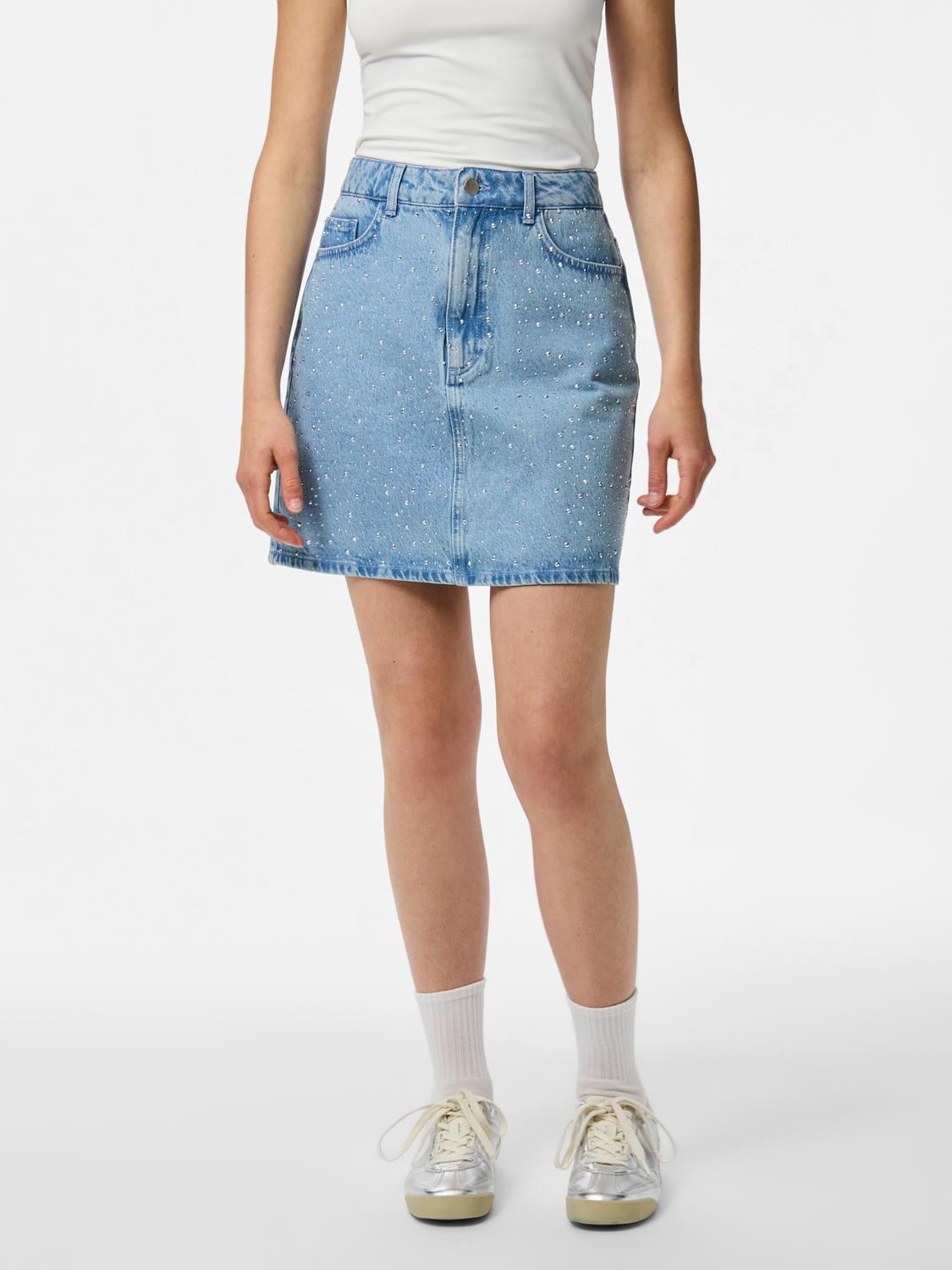 model_shot-front