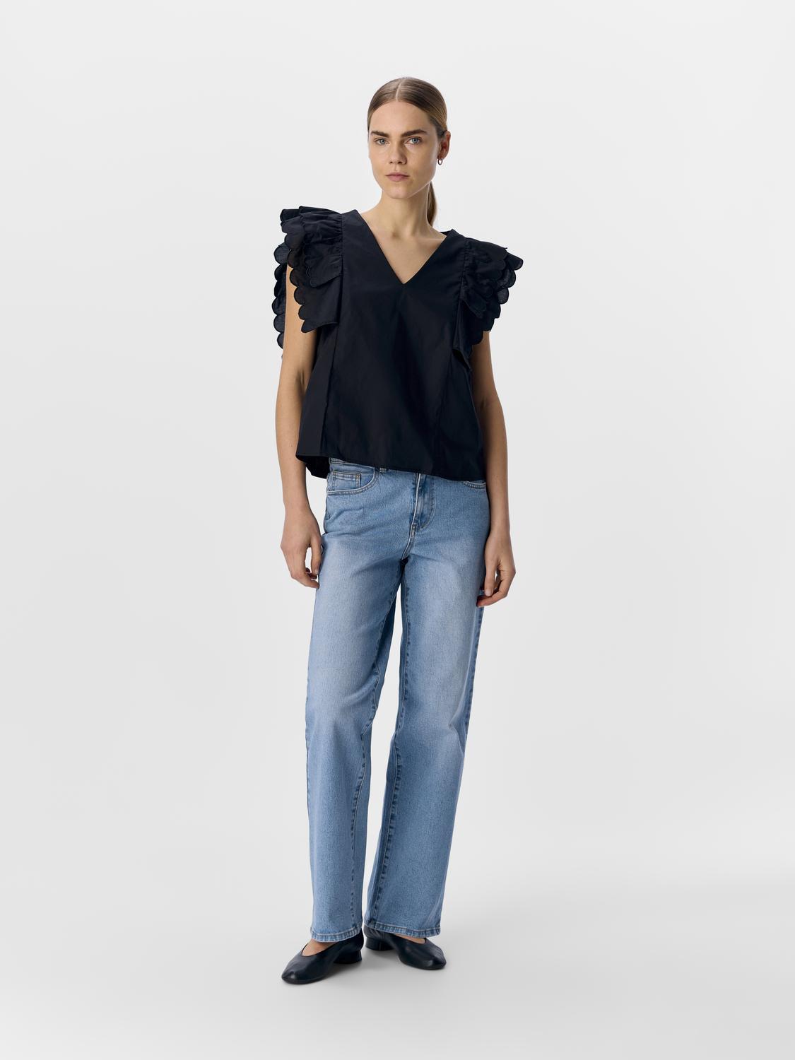 model_shot-front_full